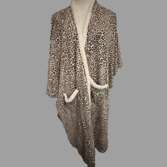 Mia And Tess Blanket Wrap One Size NWT Pink  Leopard Wrap Fleece - Picture 1 of 6